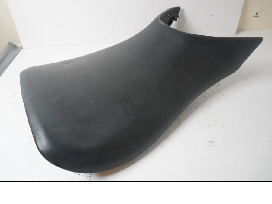 Framsidan på Sadel från en Hyosung GT 650 -2006 motorcykel.