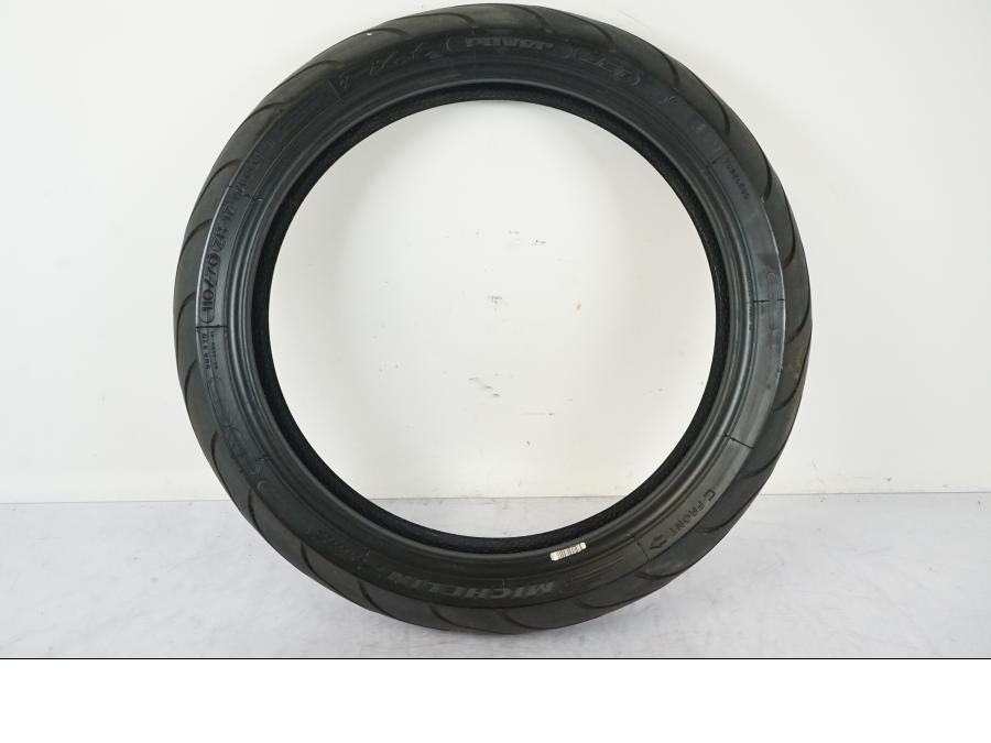 Extrabild3 på <p>Begagnad däck av märket Michelin och modell Pilot Power 2CT.</p>

<p>Dimension 110/70ZR17 M/C (54W). </p>

<p>Mönsterdjup ca: 3,00mm.</p>

<p>Mönsterdjup yttre kant ca: 3,75mm.</p>

<p>Tillv: vecka 33 år 2021.</p> moped.