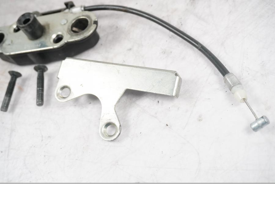 Höger sida på Sadellåsmekanism från en Kawasaki ZX-10R -2008 motorcykel.