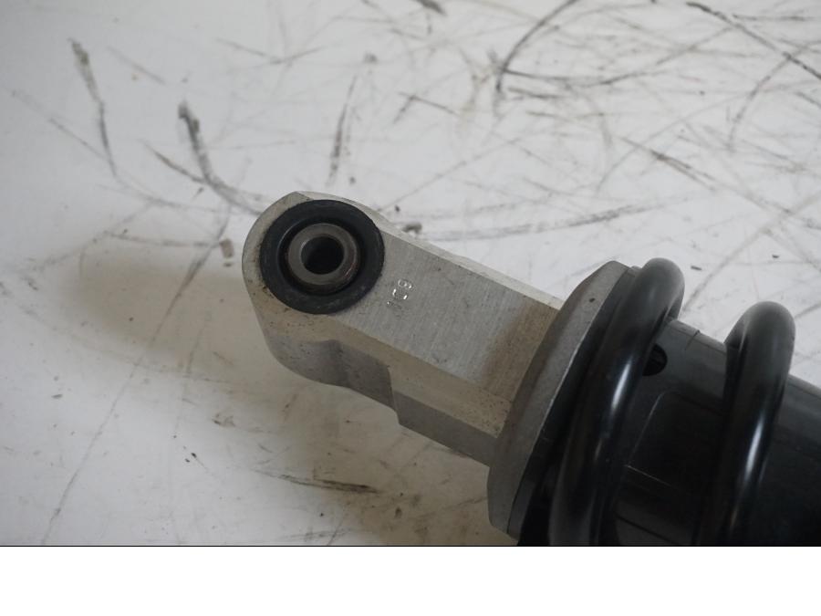 Vänster sida på Stötdämpare från en Kawasaki Z 900 -2017 motorcykel.