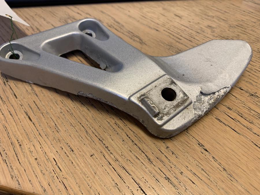 Framsidan på Fotpinnefäste från en BMW F 650 -1999 motorcykel.