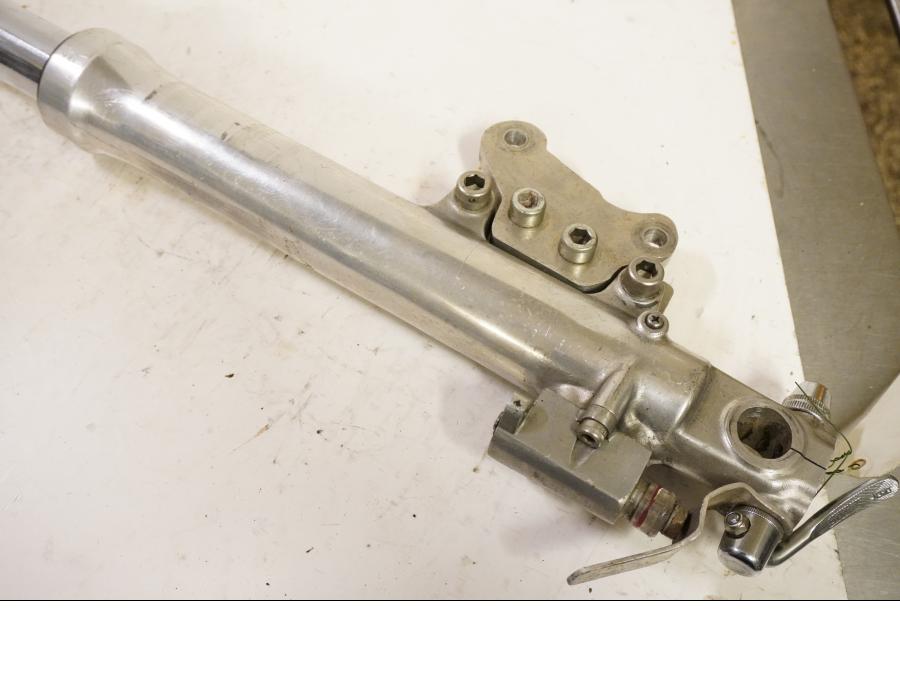 Snett uppifrån på Gaffelben från en Yamaha RD 500 -1985 motorcykel.