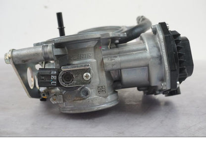 Extrabild1 på Spjällhus från en KTM 1290 Super Duke R -2022 motorcykel.