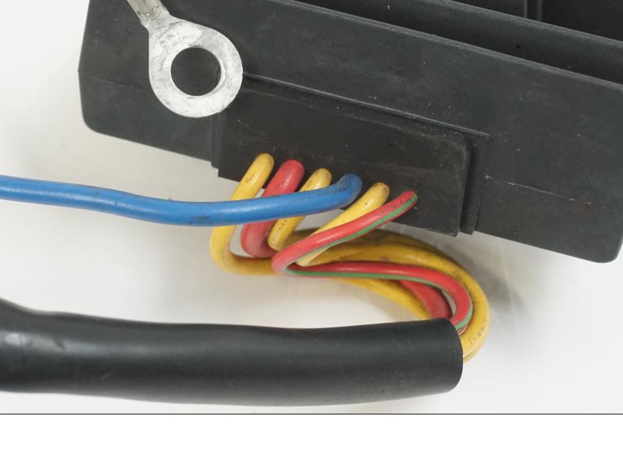 Snett uppifrån på Likriktare från en Aprilia RS 125 -2008 motorcykel.