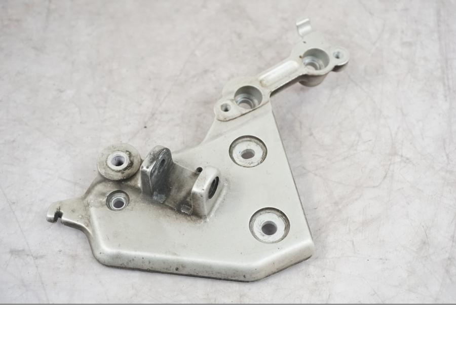 Framsidan på Fotpinnefäste från en Triumph Tiger -2009 motorcykel.