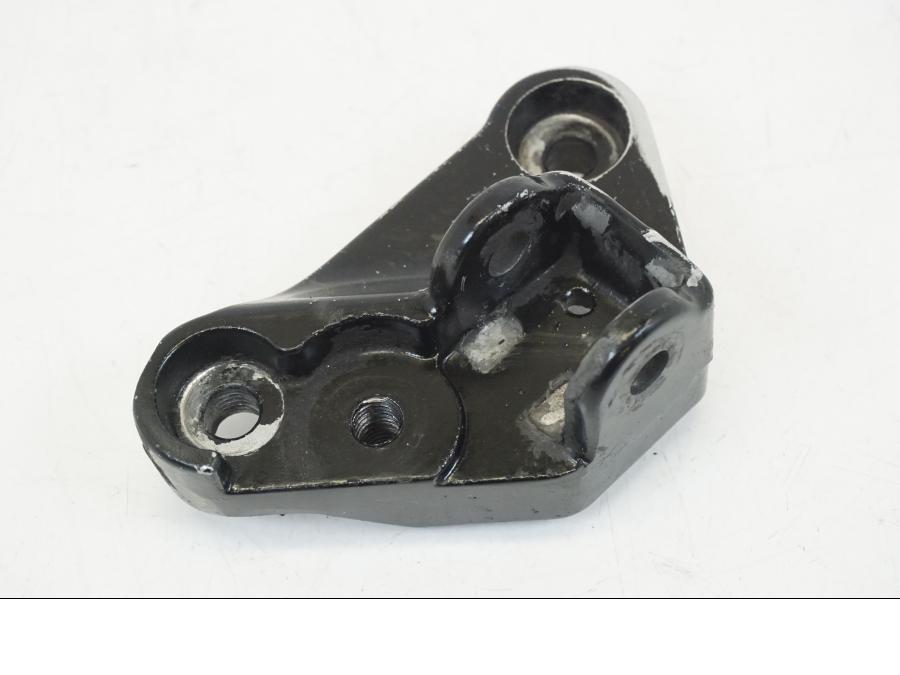 Framsidan på Fotpinnefäste från en Honda CB 750 -2002 motorcykel.