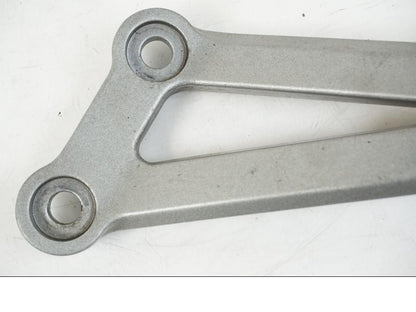 Höger sida på Fotpinnefäste från en Kawasaki Z 750 -2006 motorcykel.