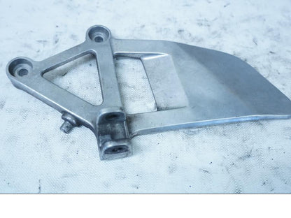 Framsidan på Fotpinnefäste från en Honda VFR 750 -1992 motorcykel.