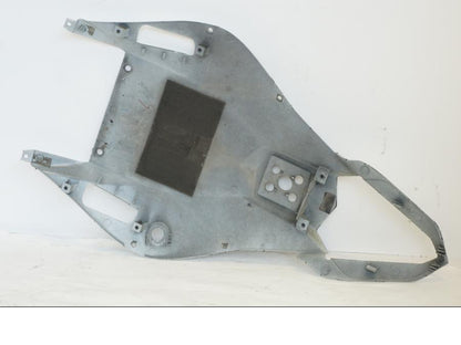 Snett nerifrån på Undertail från en Yamaha YZF R6 -2006 motorcykel.