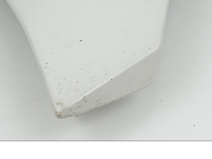 Snett uppifrån på Magkåpa från en Yamaha YZF-R7 -2022 motorcykel.