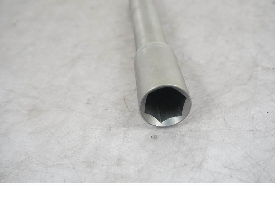 Snett uppifrån på Axel från en BMW F 800 R -2018 motorcykel.