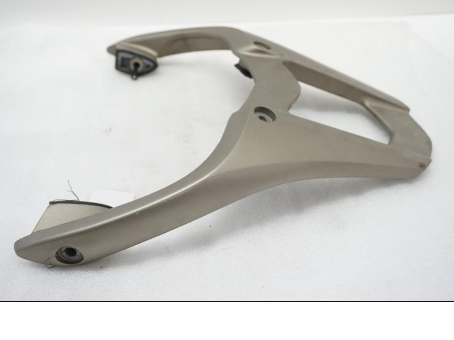 Baksidan på Passagerarhandtag från en Yamaha TDM 900 -2002 motorcykel.