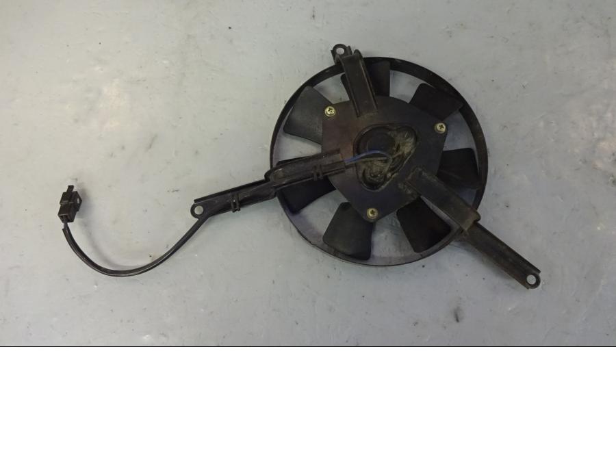 Framsidan på Vattenkylfläkt från en Yamaha FJR 1300 -2003 motorcykel.