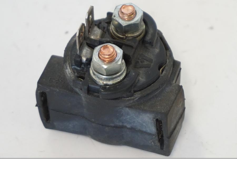 Höger sida på Startrelä från en Kawasaki ZR-7 -2001 motorcykel.