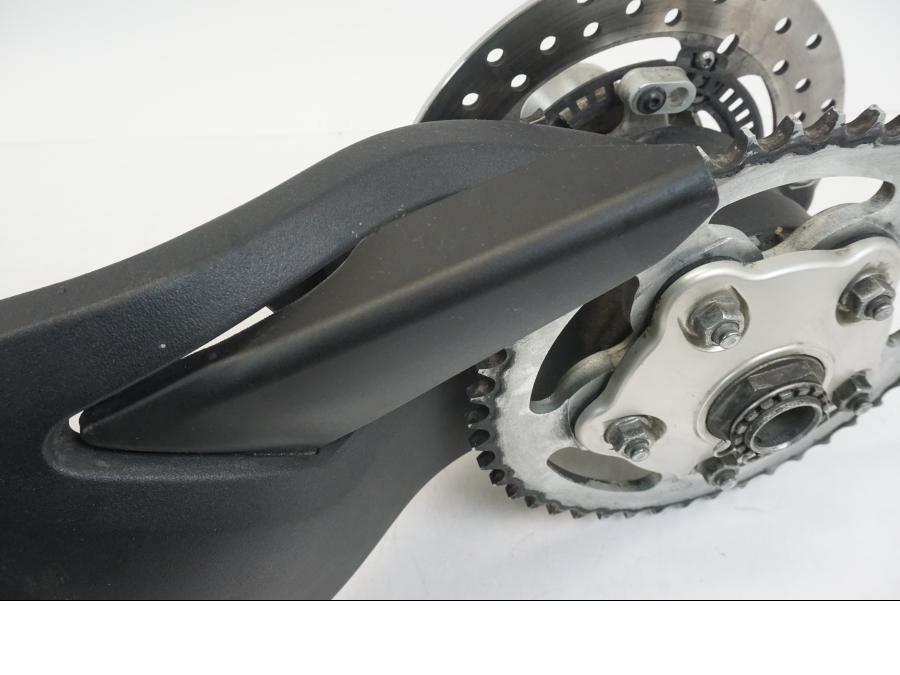 Extrabild2 på Sving från en Ducati Hyperstrada -2013 motorcykel.