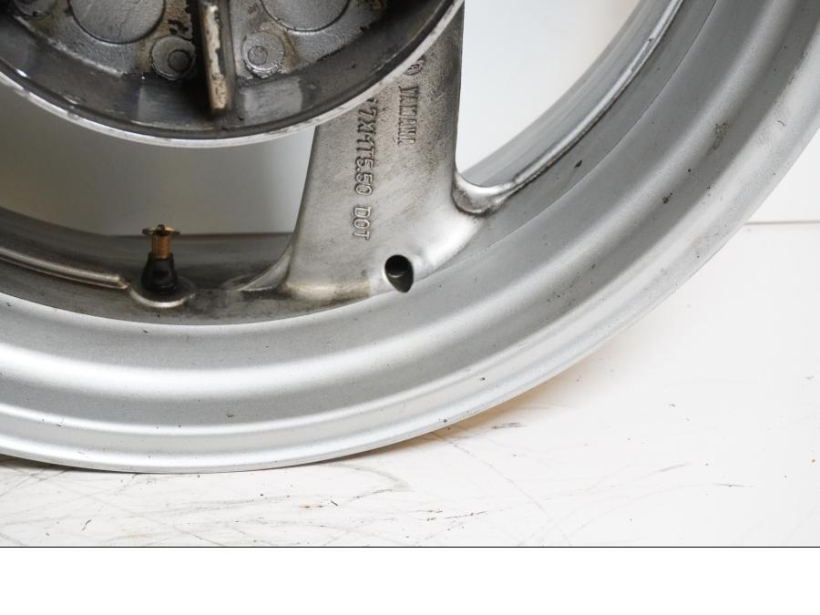 Extrabild3 på Fälg från en Yamaha YZF 1000 R -1999 motorcykel.