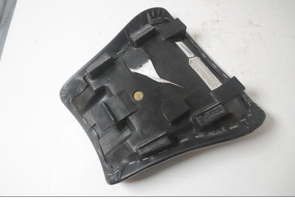 Höger sida på Sadel från en Triumph Speed Triple -2002 motorcykel.