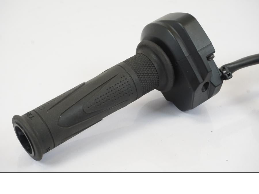 Baksidan på Gasreglage från en Triumph Trident -2021 motorcykel.