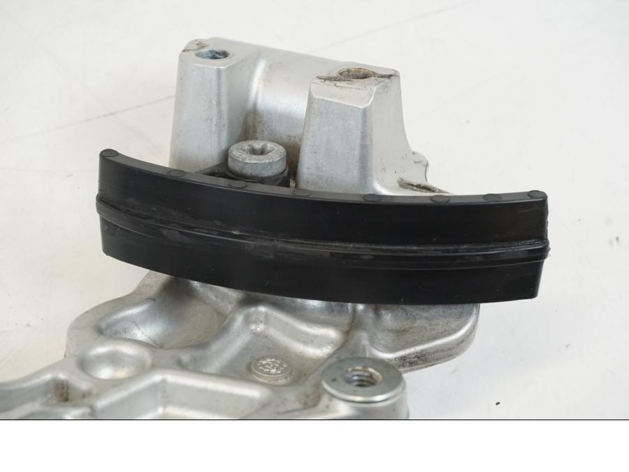 Snett nerifrån på Fotpinnefäste från en Husqvarna 701 Supermoto -2020 motorcykel.