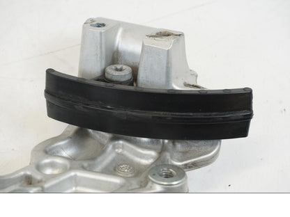 Snett nerifrån på Fotpinnefäste från en Husqvarna 701 Supermoto -2020 motorcykel.