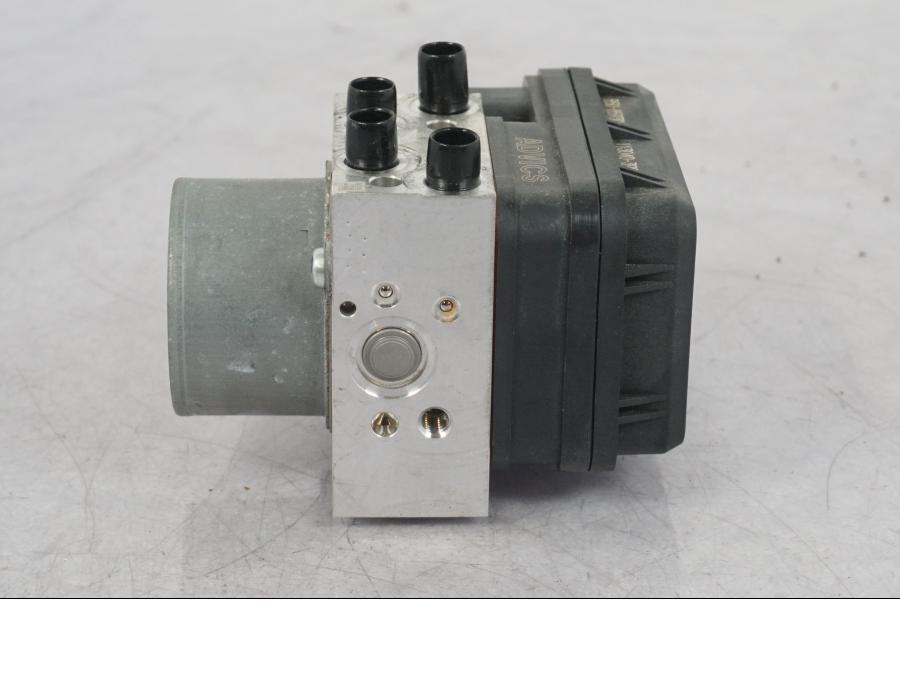 Höger sida på ABS Modulator från en Yamaha MT-09 SP -2018 motorcykel.