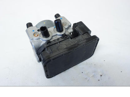 Baksidan på ABS Modulator från en Kawasaki Z 800 -2013 motorcykel.