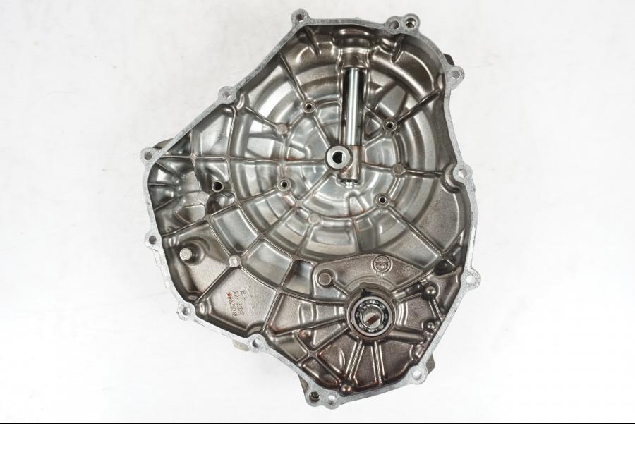 Snett nerifrån på Motorkåpa från en Yamaha MT-07 -2020 motorcykel.