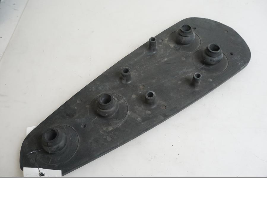 Höger sida på Fotplatta från en Indian Chieftain Dark Horse -2019 motorcykel.