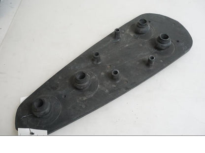 Höger sida på Fotplatta från en Indian Chieftain Dark Horse -2019 motorcykel.