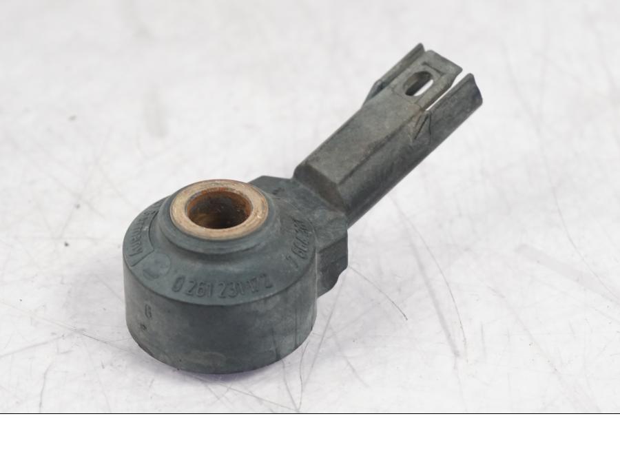 Baksidan på Knacksensor från en BMW R 1200 GS -2005 motorcykel.