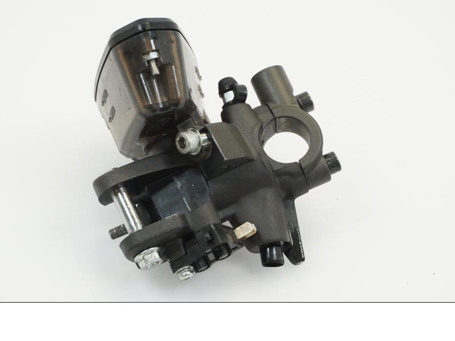 Snett uppifrån på Bromshuvudcylinder från en Kawasaki Z 1000 -2014 motorcykel.