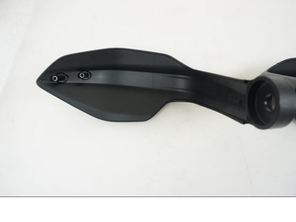 Snett uppifrån på Handskydd från en Ducati Desert X -2023 motorcykel.