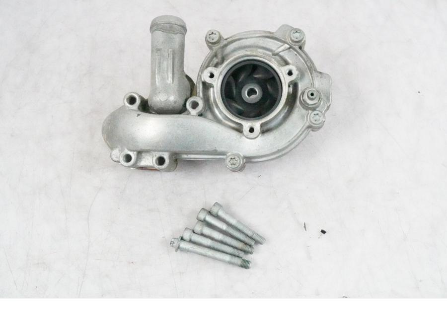 Framsidan på Vattenpump från en BMW K 1200 S -2005 motorcykel.