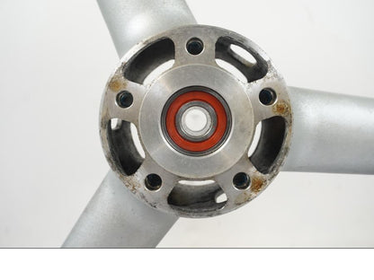 Baksidan på Fälg från en Suzuki SV 650 -1999 motorcykel.