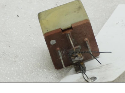 Baksidan på Relä från en Ducati Monster 900 -1998 motorcykel.