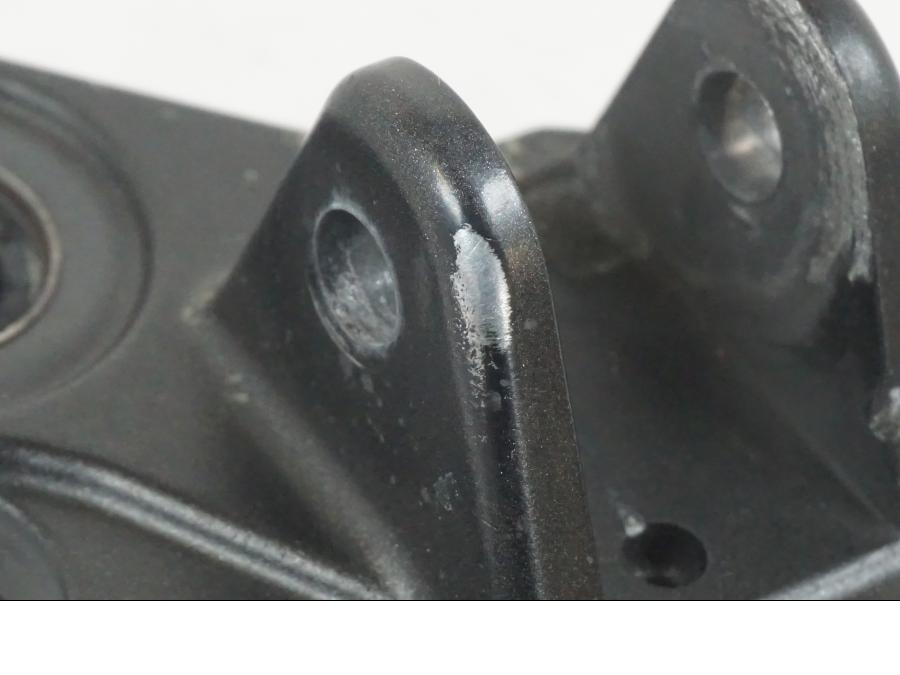 Vänster sida på Fotpinnefäste från en Yamaha MT-07 -2019 motorcykel.