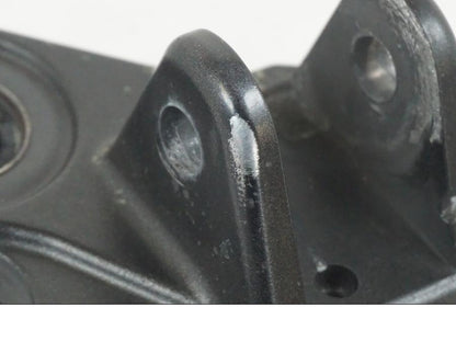 Vänster sida på Fotpinnefäste från en Yamaha MT-07 -2019 motorcykel.