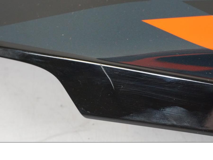 Baksidan på Sidkåpa från en KTM 1290 Super Duke R EVO -2023 motorcykel.