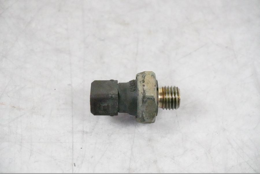 Framsidan på Oljetryckgivare från en BMW K 1200 S -2005 motorcykel.