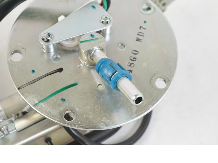 Höger sida på Bensinpump insprut från en Suzuki VZR 1800 -2009 motorcykel.