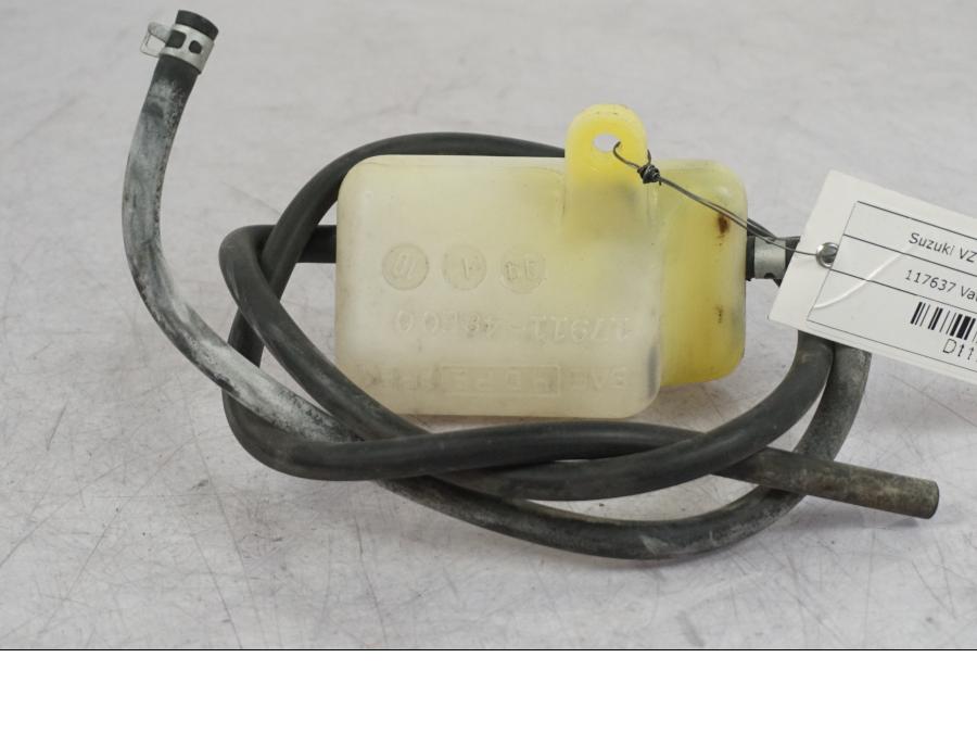 Baksidan på Vattenexpansionskärl från en Suzuki VZ 800 -2000 motorcykel.