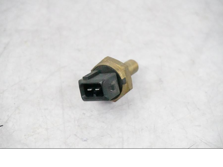 Baksidan på Vattenkylgivare från en BMW K 1200 S -2005 motorcykel.