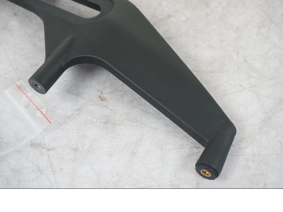 Vänster sida på Vindrutefäste från en KTM 1290 Super Adventure S -2022 motorcykel.