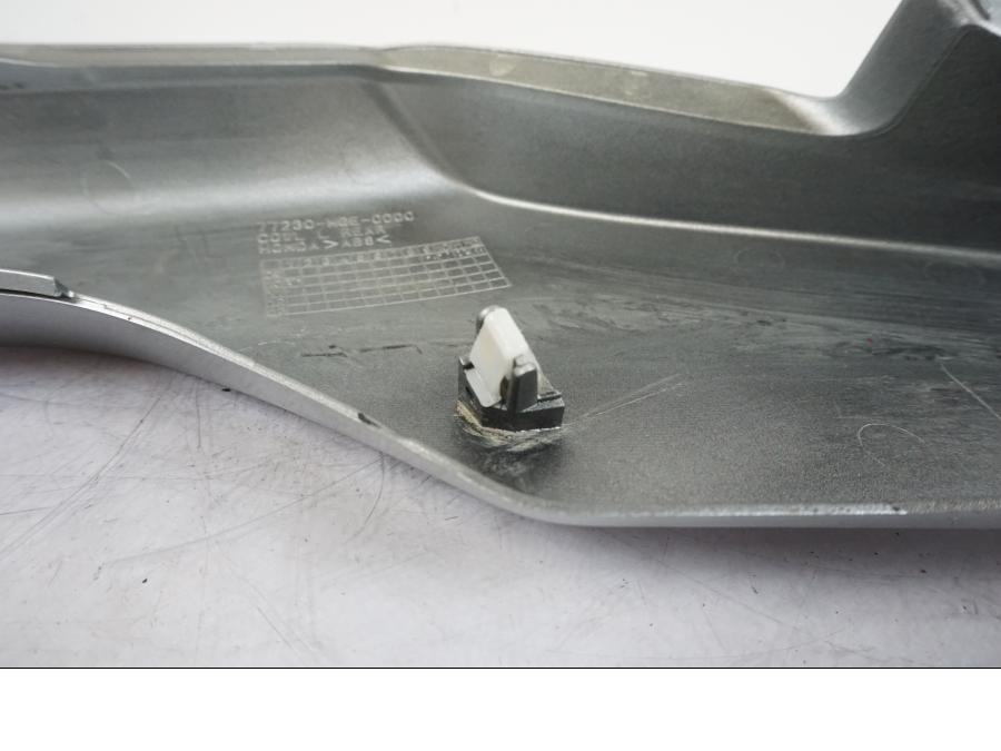 Snett nerifrån på Bakvinge från en Honda VFR 1200 -2010 motorcykel.