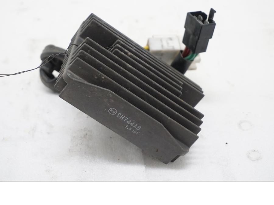 Framsidan på Likriktare från en Aprilia SL 750 Shiver -2008 motorcykel.