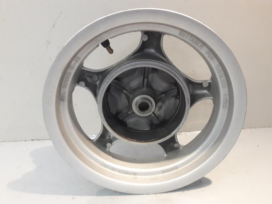 Baksidan på Fälg från en Yamaha Cygnus -2007 motorcykel.