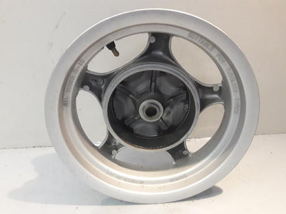 Baksidan på Fälg från en Yamaha Cygnus -2007 motorcykel.