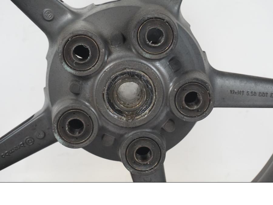 Baksidan på Fälg från en KTM 950 SM -2006 motorcykel.