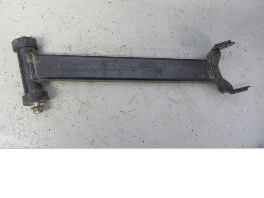 Baksidan på Länkarm från en Suzuki LTA 750 XP E -2009 motorcykel.