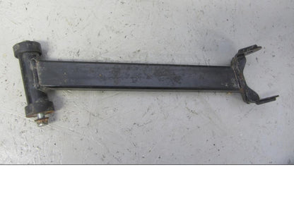 Baksidan på Länkarm från en Suzuki LTA 750 XP E -2009 motorcykel.